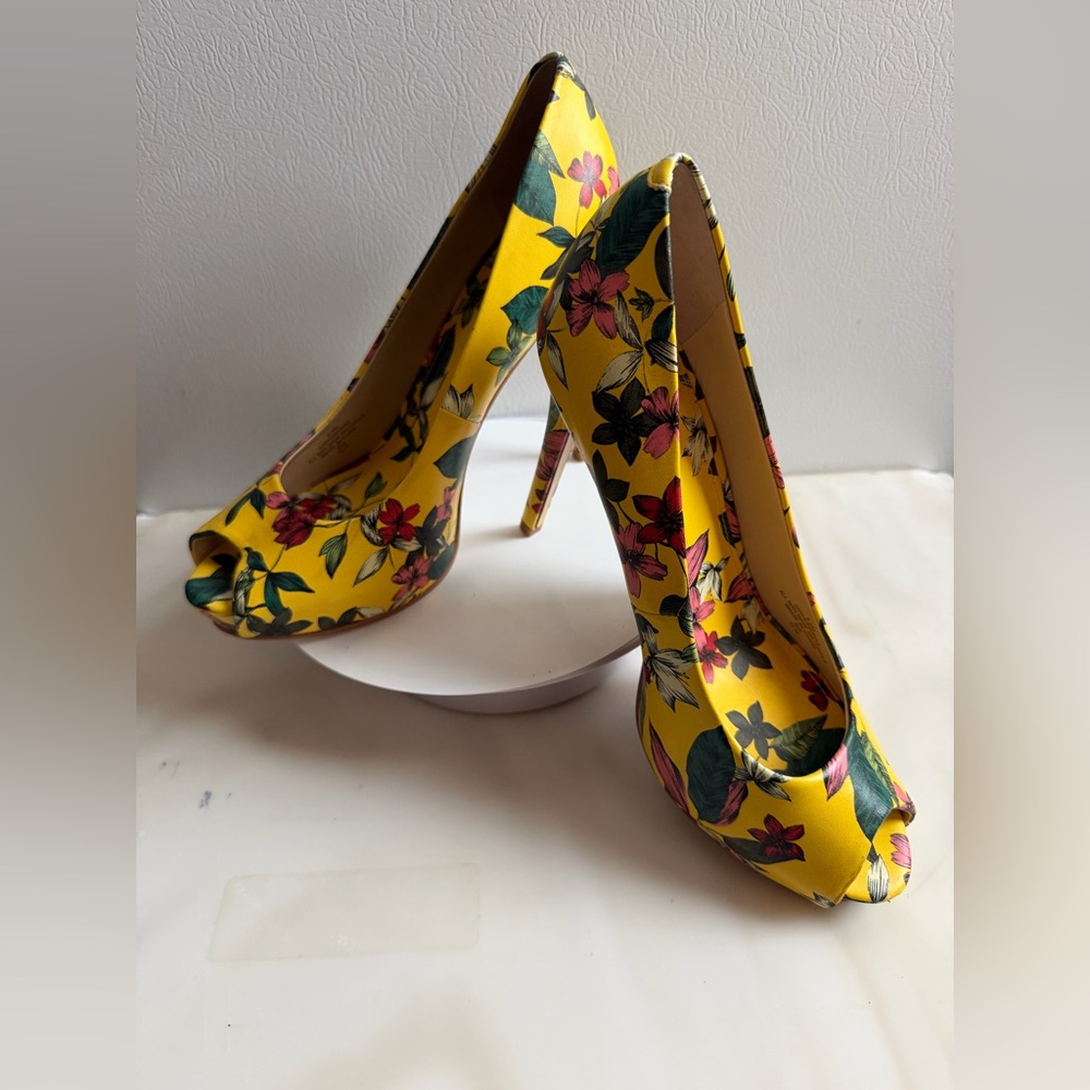 GUESS Floral Tropical Platform Peep-Toe Heels - 8.5M